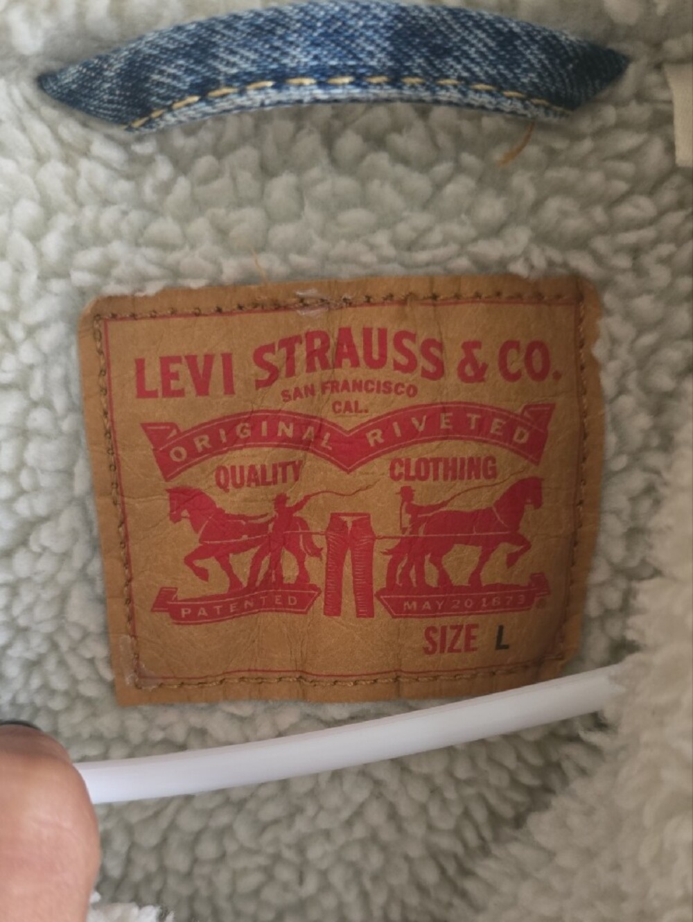 Levi's Blue Denim Sherpa-Lined Jacket with Cream Collar - Picture 2 of 12